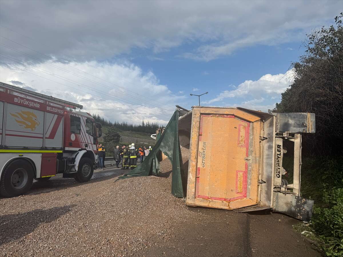 Otoyolda can pazarı! 2 TIR, tanker ve otomobil çarpıştı, 2 can kaybı var 3